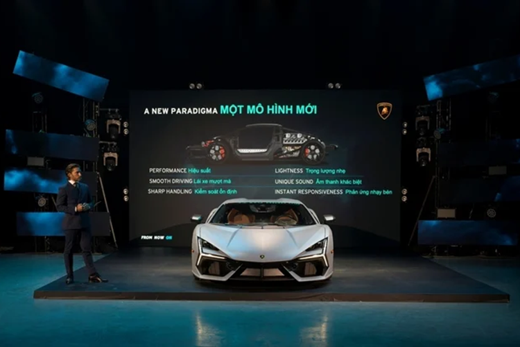 Nút bấm khởi động máy của xe nằm bên dưới nắp lật màu đỏ trên cụm điều khiển trung tâm và vô lăng như xe đua Squadra Corse. Ngoài ra, xe còn có 2 núm xoay để chọn giữa các chế độ Città (City), Strada, Sport và Corsa.