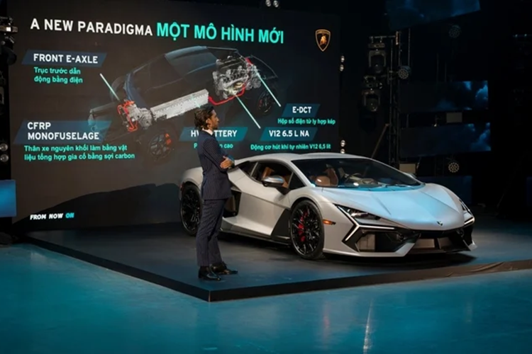 Cánh gió đuôi chủ động của siêu xe này có thể thay đổi vị trí tùy thuộc vào chế độ lái. Bên trong Lamborghini Revuelto xuất hiện những trang bị như bảng đồng hồ kỹ thuật số 12,3 inch, màn hình cảm ứng trung tâm 8,4 inch nằm dọc, màn hình 9,1 inch để phục vụ hành khách