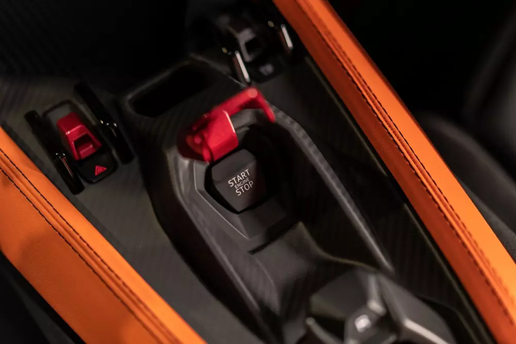 Hệ truyền động PHEV mạnh mẽ của Lamborghini Revuelto được đặt trong khung gầm liền khối bằng sợi carbon, nhẹ hơn 10% so với loại dùng cho Aventador. Đây là siêu xe đầu tiên của hãng Lamborghini được trang bị cấu trúc phía trước làm hoàn toàn bằng sợi carbon.