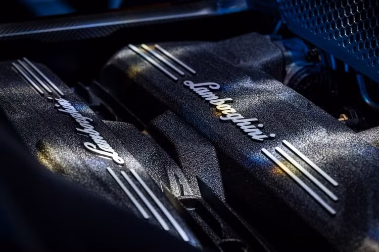 Siêu xe này được trang bị đèn pha LED ma trận, dải đèn LED định vị ban ngày và đèn hậu hình chữ "Y", hốc gió cỡ lớn bên sườn, vành hợp kim 21 inch với thiết kế 5 chấu hình chữ "Y", đi kèm lốp sau 345/30 ZR21, cửa cắt kéo, 2 ống xả hình lục giác đặt khá cao cùng nắp khoang động cơ trong suốt.