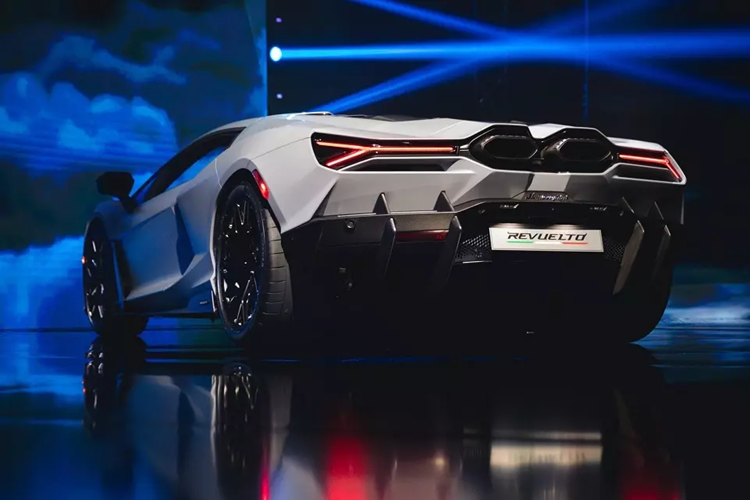 Trong số đó, có một số tính năng an toàn lần đầu tiên được trang bị cho xe Lamborghini. Tại Việt Nam, Lamborghini Revuelto cạnh tranh trực tiếp với Ferrari SF90 Stradale có giá 34 tỷ đồng (rẻ hơn tới 10 tỷ đồng).