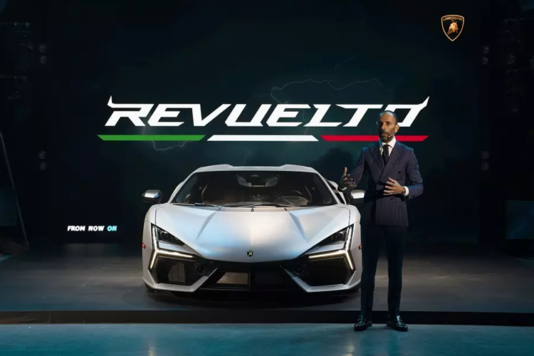 Lamborghini đã chính thức giới thiệu siêu xe Revuelto tại thị trường Việt Nam. Đây là siêu xe đầu tiên sử dụng hệ truyền động plug-in hybrid (PHEV) của thương hiệu Lamborghini. Giá xe Lamborghini Revuelto tại Việt Nam lên đến 44 tỷ đồng, đắt hơn so với mức giá gần 32 tỷ được bán chính hãng tại thị trường Thái Lan.