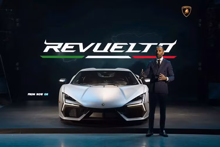 Lamborghini đã chính thức giới thiệu siêu xe Revuelto tại thị trường Việt Nam. Đây là siêu xe đầu tiên sử dụng hệ truyền động plug-in hybrid (PHEV) của thương hiệu Lamborghini. Giá xe Lamborghini Revuelto tại Việt Nam lên đến 44 tỷ đồng, đắt hơn so với mức giá gần 32 tỷ được bán chính hãng tại thị trường Thái Lan.