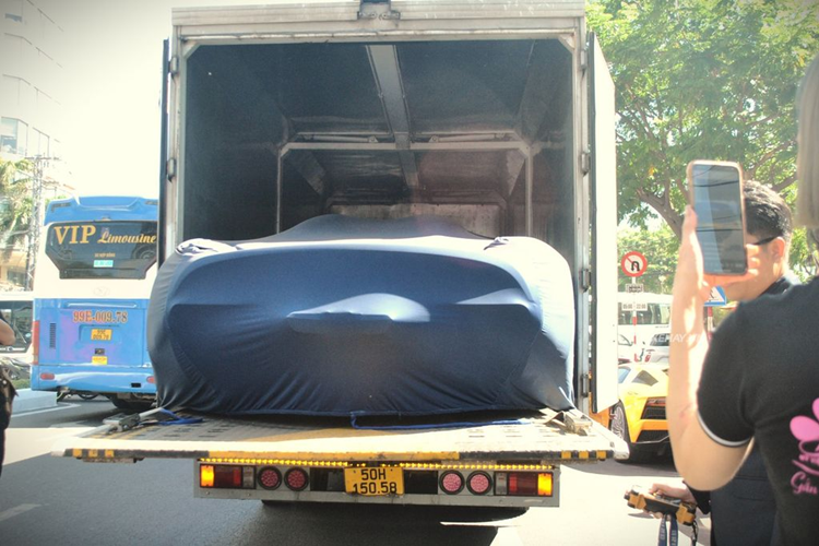 Bên cạnh cỗ máy hàng khủng, Koenigsegg Regera cũng sở hữu thiết kế vô cùng ấn tượng và nổi bật trong số đó là bộ cửa mở 180 độ đặc trưng, đây cũng chính là chi tiết khiến Regera không thể bị nhầm lẫn với các siêu xe thể thao khác.