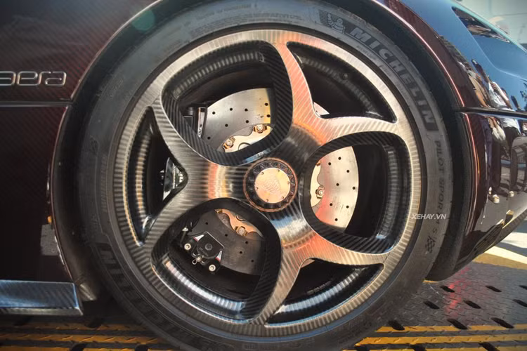 Trước khi xuất hiện tại Nha Trang, chiếc Koenigsegg Regera này đã có khoảng gần 2 năm xuất ngoại để sửa chữa với chi phí lên tới gần 365.627 USD (hơn 8,9 tỷ đồng). Và để có thể mang Koenigsegg Regera trở lại Việt Nam, vợ chồng đại gia ngành thẩm mỹ đã phải chi thêm 22.150 Euro (khoảng 605 triệu đồng).