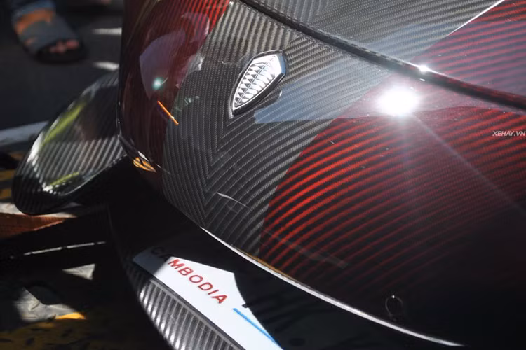 Koenigsegg Regera độc nhất Việt Nam được đưa về nước vào tháng 1/2022. Siêu phẩm này được đại gia Hoàng Kim Khánh mua tại một showroom ở bang Illinois, Mỹ. Hãng xe Thụy Điển chỉ sản xuất đúng 80 chiếc Regera với giá bán khởi điểm vào khoảng 1,9 triệu USD tại thời điểm mới ra mắt.