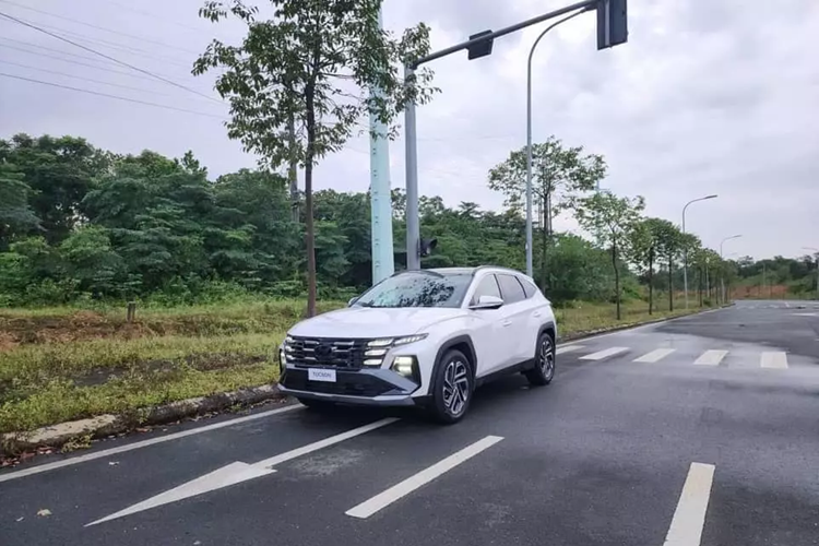 Bên trong xe, Hyundai Tucson 2025 được trang bị vô lăng 3 chấu mới với cần số điện tử nằm phía sau, tương tự đàn anh Santa Fe. Thiết kế này mang đến sự gọn gàng hơn cho khu vực nội thất. Đồng thời, sự biến mất của cần số cũng tạo ra không gian cho sạc điện thoại không dây và khay để ly ở cụm điều khiển trung tâm.