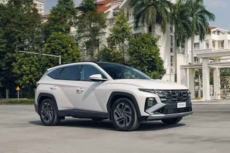 Theo một số nhân viên tư vấn bán hàng tại đại lý, Hyundai Tucson 2025 tại Việt Nam dự kiến sẽ ra mắt vào tháng 10 hoặc tháng 11 năm nay. Hiện giá bán của mẫu SUV cỡ C này vẫn chưa được hé lộ. Tuy nhiên, sẽ không bất ngờ nếu Hyundai Tucson 2025 tăng giá so với phiên bản cũ.