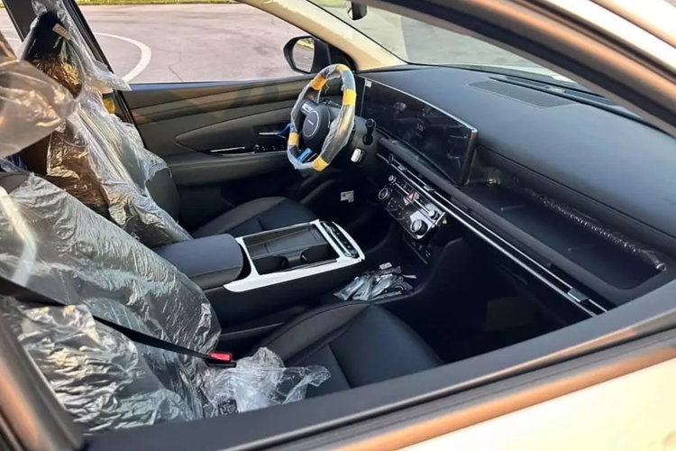 Để phù hợp với màn hình cong mới, hãng Hyundai đã thay đổi thiết kế của cửa gió điều hòa trên mặt táp-lô. Cửa gió được thiết kế kéo dài trên mặt táp-lô khiến nội thất như rộng hơn. Bên dưới cửa gió là màn hình cảm ứng và 2 núm xoay mới để chỉnh cả hệ thống điều hòa lẫn màn hình thông tin giải trí.