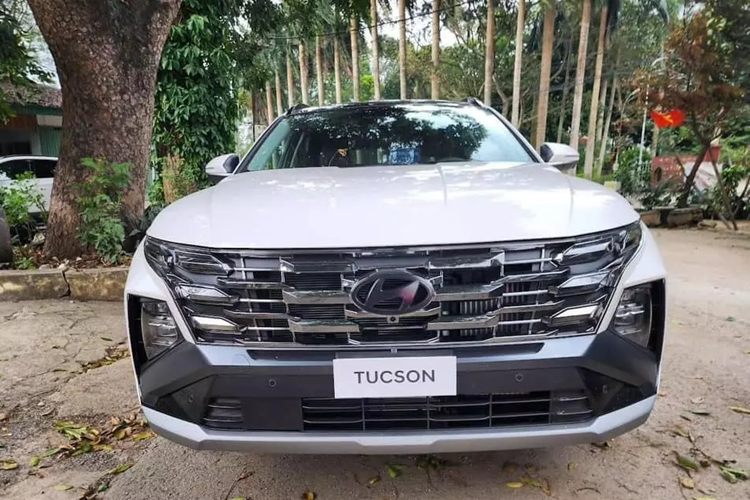 Hyundai Tucson 2025 là phiên bản nâng cấp giữa vòng đời nên sẽ chỉ thay đổi nhẹ ở thiết kế ngoại thất và trang bị. Theo đó, mẫu xe này được bổ sung lưới tản nhiệt và đèn LED định vị ban ngày cải tiến cùng cản trước/cản sau mới với thiết kế khỏe khoắn hơn trước. Bên cạnh đó là cụm đèn gọn gàng hơn trên cản sau và vành la-zăng mới.