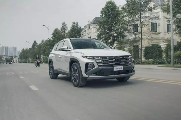Đúng như tin đồn từ trước đó, ngoài SantaFe, Hyundai Thành Công còn ra mắt thêm một mẫu xe mới nữa tại Việt Nam trong quý IV năm 2024, đó là Tucson. Mới đây, những chiếc Hyundai Tucson 2025 mới đã bắt đầu xuất hiện trên đường phố Việt Nam. Đây có vẻ là những chiếc xe được dùng để chụp ảnh và quay video quảng cáo.