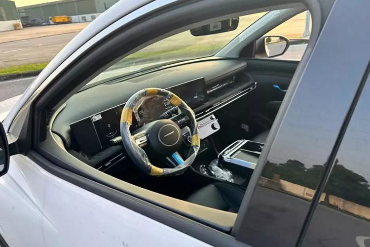 Tương tự Hyundai Santa Fe thế hệ mới, Tucson cũng được trang bị màn hình cong đặt nổi trên mặt táp-lô, tích hợp bảng đồng hồ kỹ thuật số và màn hình cảm ứng trung tâm cùng có kích thước 12,3 inch ở bản cao cấp. Màn hình thông tin giải trí của xe hỗ trợ kết nối Apple CarPlay/Android Auto không dây và cập nhật phần mềm qua Wifi.