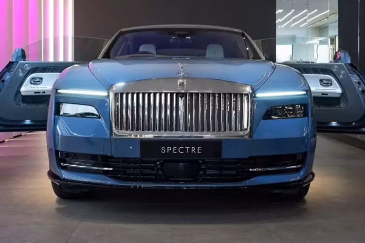 Minh Nhua xem mat Spectre sieu sang tai dai ban doanh Rolls-Royce