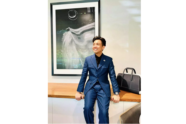 Trước đó, tay chơi siêu xe này từng sở hữu 3 chiếc xe của thương hiệu Rolls-Royce là Phantom, Ghost và Cullinan, việc mua Spectre sẽ giúp anh sưu tập thêm 1 phiên bản của hãng xe này.