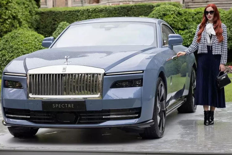 Có mặt tại Rolls-Royce Motor Cars ở London, Minh Nhựa diện bộ vest màu xanh thẩm cùng với đó là sự háo hức diện kiến chiếc xe siêu sang Rolls-Royce Spectre mà mình đặt mua đã gần 1 năm qua.