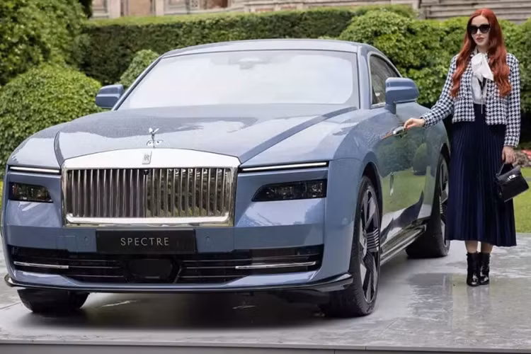 Có mặt tại Rolls-Royce Motor Cars ở London, Minh Nhựa diện bộ vest màu xanh thẩm cùng với đó là sự háo hức diện kiến chiếc xe siêu sang Rolls-Royce Spectre mà mình đặt mua đã gần 1 năm qua.