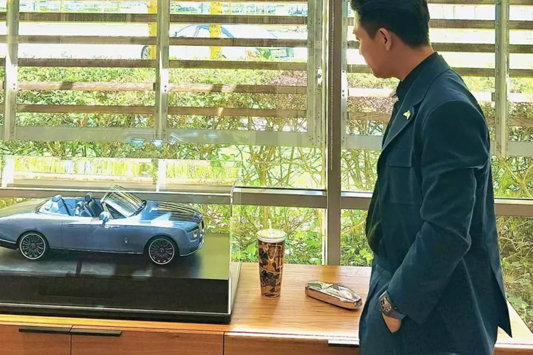 Khác với những chiếc xe Rolls-Royce mà Minh Nhựa sở hữu trước đó được mệnh danh "uống xăng như nước lã", mẫu xe Spectre có mức tiêu thụ xăng 0 lít/100 km, lý do vì nó là 1 mẫu xe thuần điện.