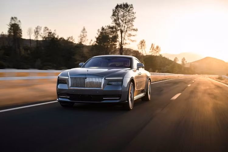 Cụ thể, Rolls-Royce Spectre sở hữu động cơ điện, sản sinh ra công suất tối đa lên đến 577 mã lực và mô-men xoắn 900 Nm.