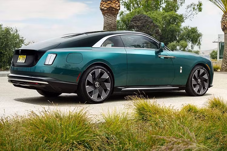 Hãng xe Anh quốc chia sẻ 515 km là quá đủ cho khách hàng của mình sau khi nghiên cứu đầy đủ, bởi "thượng đế" của Rolls-Royce trong garage có vài chiếc xe trong garage, nên việc họ thường xuyên phải lái Rolls-Royce Spectre ra đường không nhiều.