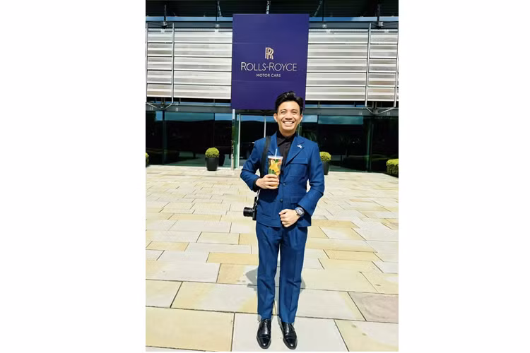 Hiện chưa rõ chiếc coupe siêu sang Rolls-Royce Spectre của Minh Nhựa có màu sơn gì, chỉ biết rằng, trước đó, tay chơi xe này từng chia sẻ hình ảnh 1 chiếc mang màu trắng, cũng là 1 trong các bộ áo yêu thích của đại gia này.