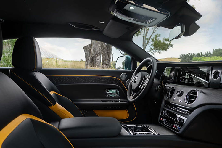 Xe điện đầu tiên của Rolls-Royce có thời gian tăng tốc từ vị trí xuất phát lên 100km/h chỉ trong 4,4 giây trước khi đạt tốc độ tối đa giới hạn là 250 km/h.