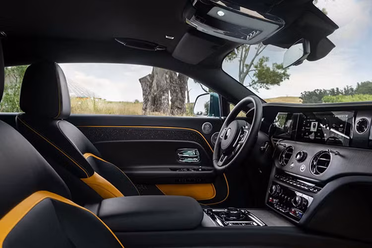 Xe điện đầu tiên của Rolls-Royce có thời gian tăng tốc từ vị trí xuất phát lên 100km/h chỉ trong 4,4 giây trước khi đạt tốc độ tối đa giới hạn là 250 km/h.