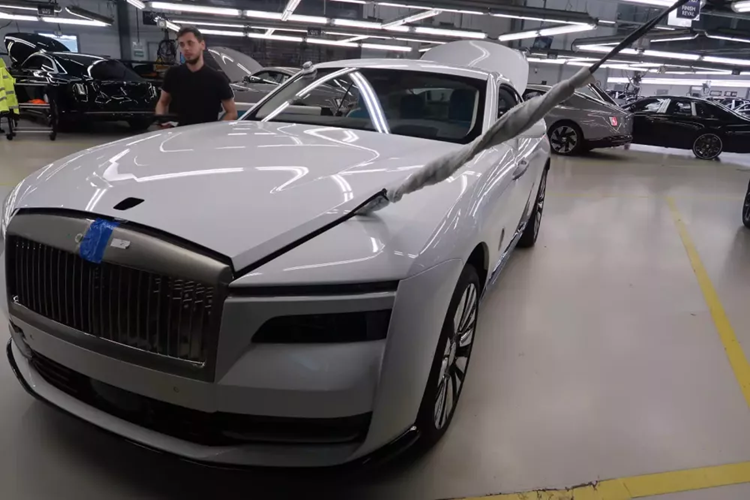 Sau khi Minh Nhựa tậu Rolls-Royce Spectre, anh đã được mời sang đại bản doanh của hãng và tất nhiên, tay chơi xe này không quên chia sẻ của mình tại nơi được rất nhiều người mê xe Rolls-Royce, muốn đến 1 lần trong đời.