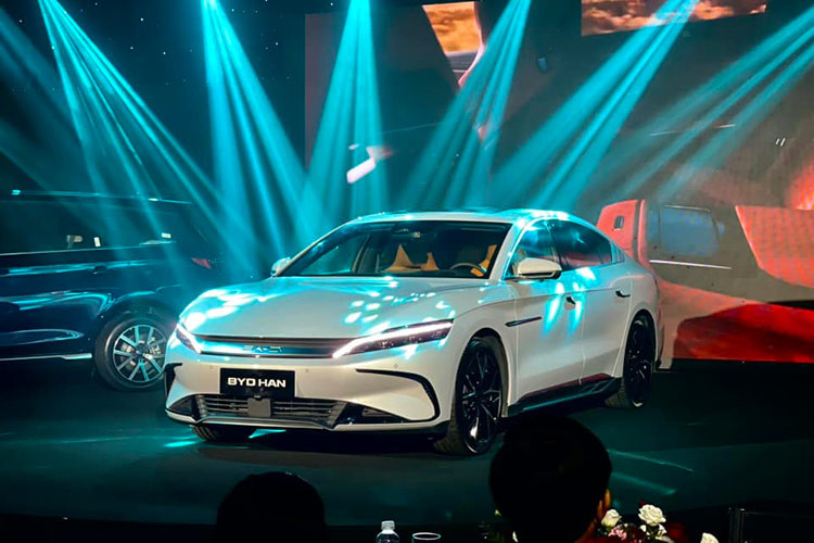 Han sẽ là mẫu sedan thuần điện thứ hai của thương hiệu BYD ở Việt Nam, sau Seal. So với người anh em BYD Seal, mẫu ô tô điện này có kích thước lớn hơn đáng kể. Theo đó, BYD Han sở hữu kích thước dài x rộng x cao lần lượt 4.995 x 1.910 x 1.495 mm và chiều dài cơ sở 2.920 mm.