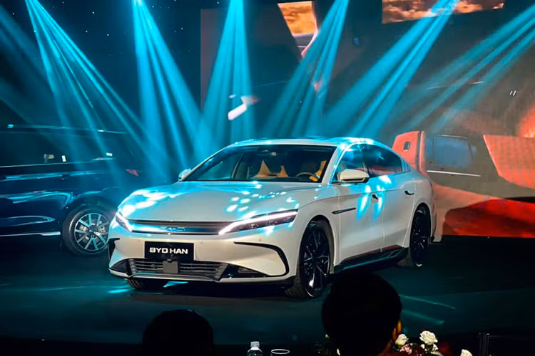 Han sẽ là mẫu sedan thuần điện thứ hai của thương hiệu BYD ở Việt Nam, sau Seal. So với người anh em BYD Seal, mẫu ô tô điện này có kích thước lớn hơn đáng kể. Theo đó, BYD Han sở hữu kích thước dài x rộng x cao lần lượt 4.995 x 1.910 x 1.495 mm và chiều dài cơ sở 2.920 mm.