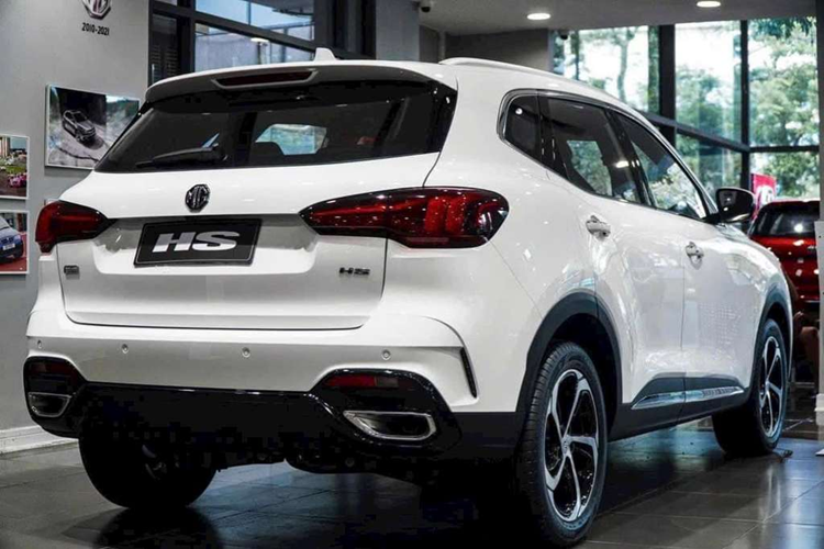 Về nội thất, MG HS 2023 sở hữu khoang cabin mang phong cách thể thao với vô lăng D-cut, đồng hồ lái điện tử 12.3 inch, màn hình trung tâm 7 inch hoặc 10 inch đặt nổi đi kèm hệ thống loa Bose. Ngoài ra, MG HS 2023 còn sở hữu những tính năng kết nối với điện thoại thông minh để mở cửa xe thay chìa khóa hay điều chỉnh một số tính năng từ xa, phanh đỗ điện tử, cửa sổ trời toàn cảnh…