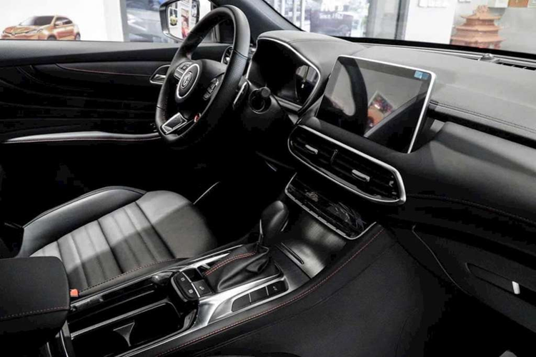 So với phiên bản tiền nhiệm từng ra mắt tại Việt Nam, MG HS 2023 có ngoại hình thể thao hơn với lưới tản lớn, đi kèm các nan nằm dọc sơn màu đen bóng và uốn lượn mềm mại theo phong cách thác nước. Cụm đèn pha LED có thiết kế sắc sảo hơn, có thể tự động điều chỉnh luồng sáng cao/thấp và tích hợp dải đèn LED định vị ban ngày.