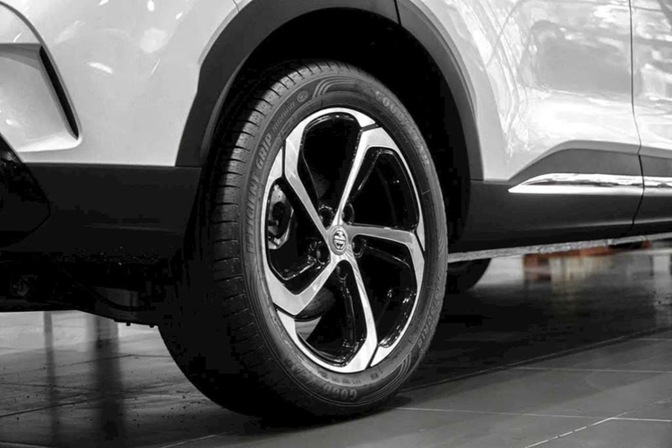 Do MG HS 2023 đã được đưa về Việt Nam từ hồi tháng 7 năm 2023, nhưng mãi đến đầu năm 2024 xe mới chính thức được trình làng và thời gian gần đây mới có xe VIN 2024. Đây là lần giảm giá lớn thứ 2 từ phía đại lý sau hơn 3 tháng xe ra mắt.