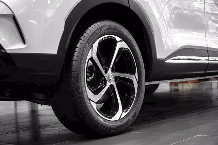 Do MG HS 2023 đã được đưa về Việt Nam từ hồi tháng 7 năm 2023, nhưng mãi đến đầu năm 2024 xe mới chính thức được trình làng và thời gian gần đây mới có xe VIN 2024. Đây là lần giảm giá lớn thứ 2 từ phía đại lý sau hơn 3 tháng xe ra mắt.