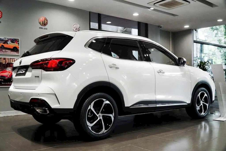 Trong khi đó, cản trước kết hợp đèn sương mù nằm dọc, hốc gió trung tâm rộng và tấm ốp gầm giả màu bạc. Phần nắp capo MG HS mới được thiết kế dốc xuống dưới, tương tự MG5. Ở phía sau, phần ống xả có thiết kế hầm hố hơn. Xe cũng được trang bị bộ mâm 5 chấu mới có kích thước 18 inch.