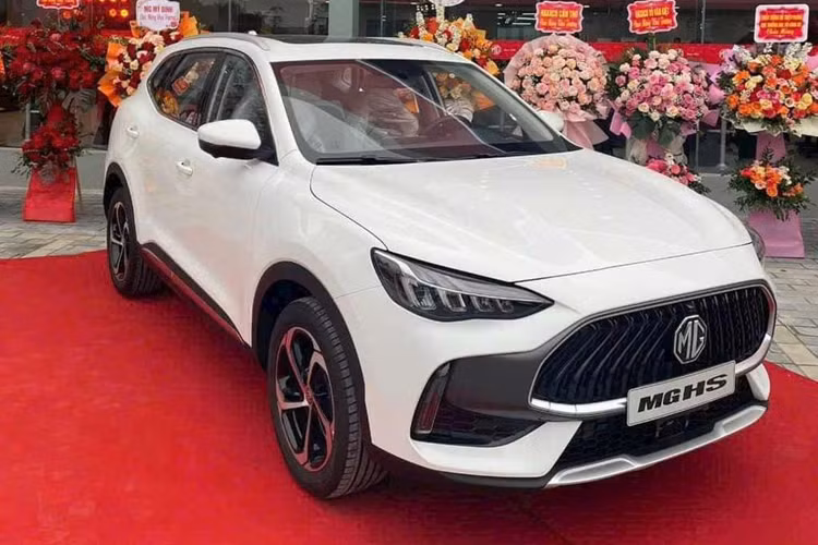 Trong khi đó, MG HS được xếp vào phân khúc SUV/CUV hạng C, cạnh tranh với những cái tên như Mazda CX-5, Hyundai Tucson, Ford Territory hay Kia Sportage. Cần lưu ý rằng, mức ưu đãi dành cho MG HS VIN 2023 sẽ khác nhau tùy vào từng khu vực.