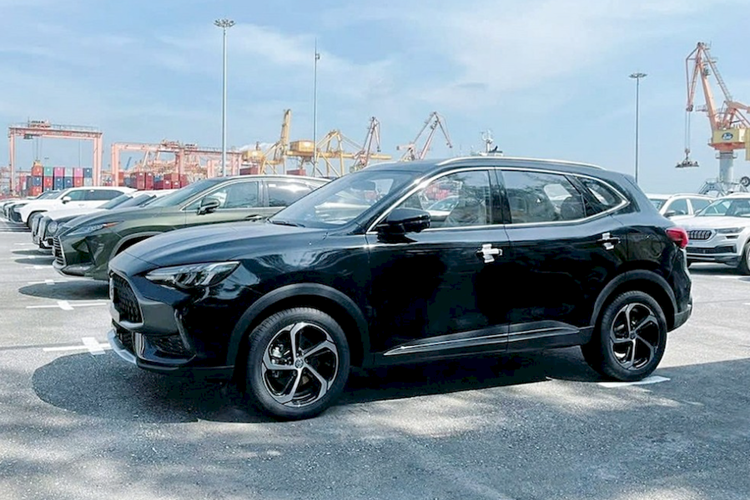 Thông tin từ tư vấn bán hàng cho biết, số lượng xe MG HS VIN 2023 tồn kho giảm giá không còn nhiều, trong khi sức mua thì lại lớn. Sau khi áp dụng ưu đãi từ đại lý, giá thực tế của MG HS chỉ rẻ ngang những mẫu SUV hạng A như Kia Sonet có giá từ 539 - 624 triệu đồng.