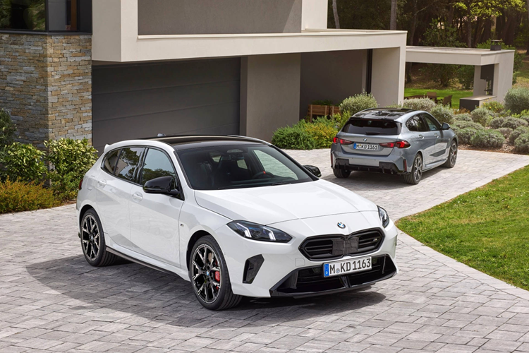 Tuy được BMW gọi là “thế hệ mới” nhưng đây chỉ là phiên bản cập nhật lớn của mẫu cũ, vẫn giữ nguyên nền tảng. BMW 1-Series F70 thế hệ mới còn chính thức đánh dấu sự thay đổi trong cách đặt tên của BMW khi được giới thiệu là bao gồm các phiên bản cấu hình 118d, 120d, 120 và M135 xDrive.