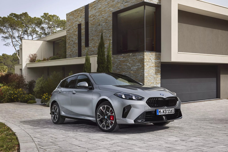 Cũng dùng máy dầu là bản 120d nhưng được gắn thêm mô-tơ điện hỗ trợ tăng tốc (hybrid dạng nhẹ) nên có công suất 161 mã lực và mô-men xoắn cực đại 400 Nm, tăng tốc 0-100 km/h trong 7,9 giây. Cấu hình 120 trang bị động cơ xăng 3 xy-lanh 1.5L cũng là hybrid dạng nhẹ, có công suất 168 mã lực và mô-men xoắn cực đại 280 Nm, tăng tốc 0-100 km/h trong 7,8 giây.