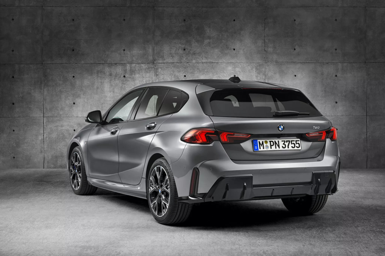 Ở thế hệ mới này, toàn bộ dải sản phẩm của BMW 1-Series đều được trang bị tiêu chuẩn hộp số ly hợp kép 7 cấp Steptronic. Điều này có nghĩa là lần đầu tiên trong lịch sử 20 năm tồn tại trên thị trường, hộp số sàn chính thức không còn xuất hiện trên 1-Series.