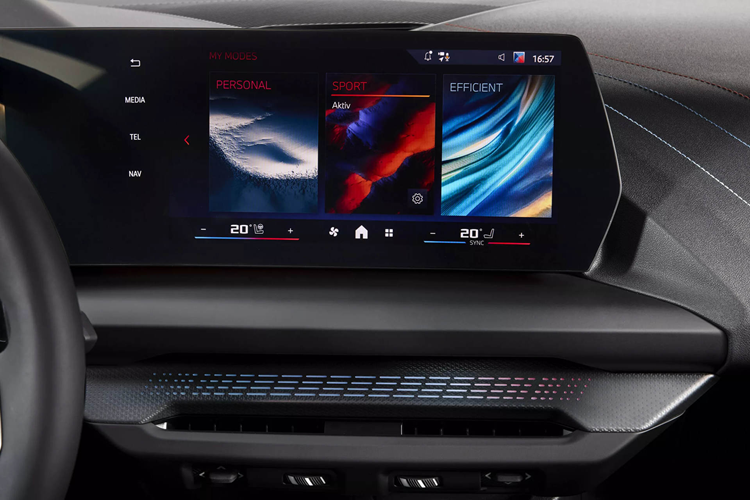 BMW cung cấp cho xe nhiều kiểu mâm mới với kích thước từ 17 inch đến 19 inch, đi kèm tùy chọn nóc màu đen tương phản, gói trang trí ngoại thất tối màu Shadow Line và màu sơn cao cấp BMW Individual. 1-Series mới tiếp tục có những gói tùy chọn như M Sport Design hay M Sport Package làm thay đổi hốc gió cản trước, ốp hông, ốp trang trí cản sau…