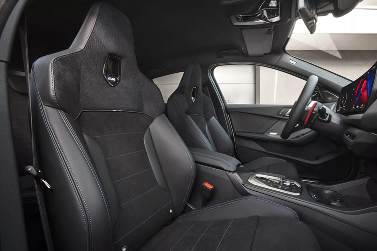 Màn hình HUD, cửa sổ trời panorama và dàn âm thanh Harman Kardon đều là tùy chọn. Ngoài ra còn có khu vực chứa điện thoại thông minh không dây ở bảng điều khiển trung tâm, điều hòa tự động hai vùng và hệ thống đèn viền trang trí.