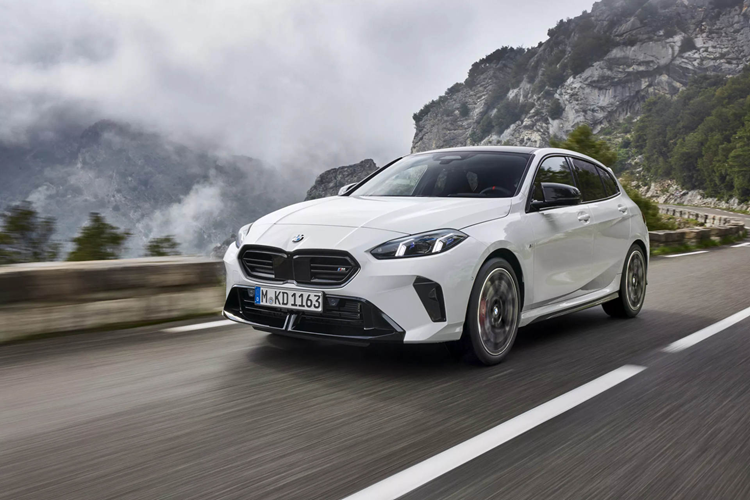 Dễ nhận thấy, hậu tố “i” quen thuộc trong tên gọi các mẫu xe sử dụng động cơ đốt trong đã bị loại bỏ. BMW từng cho biết họ sẽ để dành ký hiệu “i” này chỉ được sử dụng trên các mẫu xe điện, phản ánh chiến lược hướng tơi tương lai.