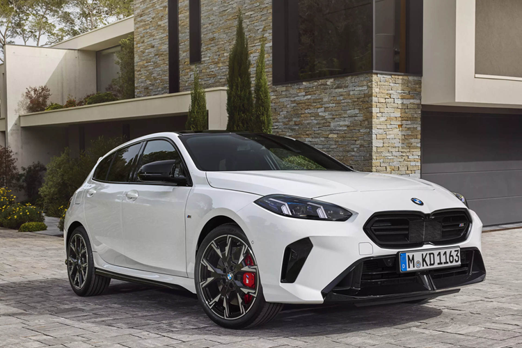 Dòng xe “sơ đẳng” nhất của BMW là 1-Series giờ đây chính thức bước sang thế hệ thứ 4 với tên mã F70, mang trên mình diện mạo tươi mới hơn. BMW 1-Series 2025 mới sở hữu kích thước lớn hơn một chút so với thế hệ 3, nội thất được sửa đổi, nhiều lựa chọn về hệ truyền động.