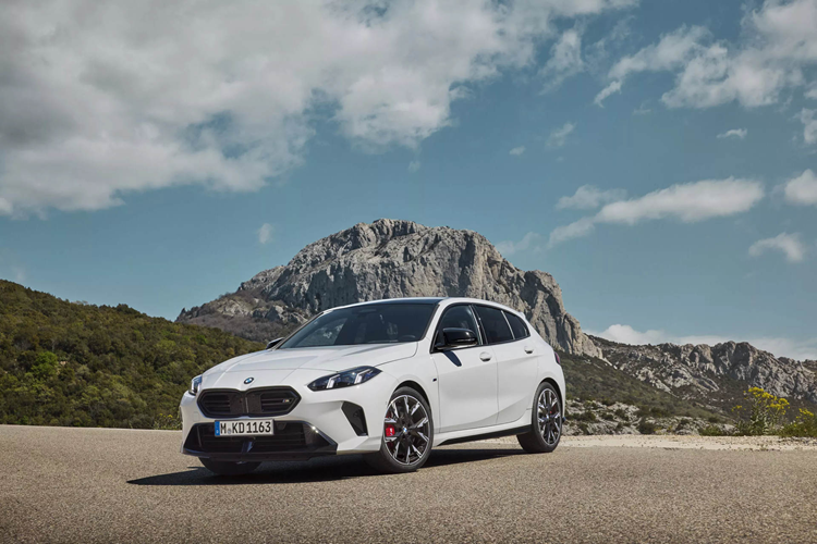 Xe nổi bật bởi những đường nét mềm mại, lưới tản nhiệt hình quả thận mỏng hơn một chút so với mẫu xe cũ với các họa tiết nan dọc và nghiêng lạ mắt, cụm đèn pha LED cũng được thay đổi với dải đèn ban ngày tối giản…