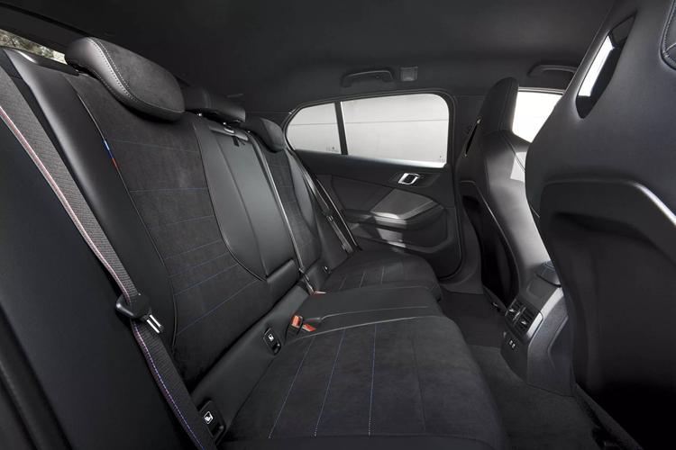 Riêng bản BMW M135 xDrive được trang bị vô lăng M bọc da, ốp trang trí với 3 màu đặc trưng M, ghế thể thao M Sport với logo M phát sáng… Hàng ghế sau gập xuống theo tỷ lệ 60:40 hoặc 40:20:40, cung cấp thể tích chở hàng 380 lít ở trạng thái tiêu chuẩn và có thể mở rộng tới 1.200 lít khi gập ghế xuống.