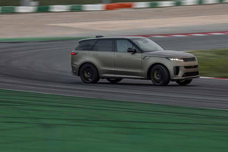 Ngoài ra, các cải tiến về khí động học của Range Rover Sport SV còn có các ống dẫn khí làm mát phanh chuyên dụng giúp quản lý nhiệt độ phanh hiệu quả, công nghệ Phanh điện tích hợp tách rời giúp giảm khoảng cách dừng và hỗ trợ cảm giác bàn đạp phanh ổn định trong mọi điều kiện, từ đây giúp người lái tự tin tối đa khi cầm lái một chiếc SUV siêu sang Range Rover hàng đầu.
