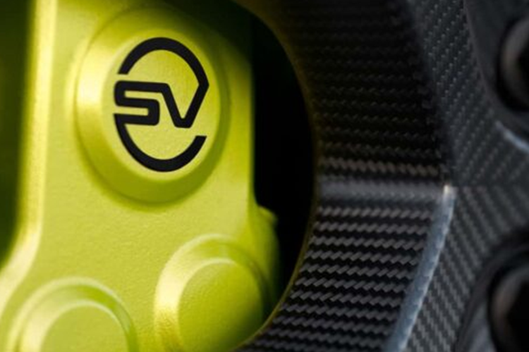 Ở phía sau, xe được trang bị bộ cùm phanh 4 piston hài hòa với hiệu quả hoạt động của xe. Các cùm phanh của xe đều được khắc logo SV và Brembo cũng được sử dụng trên Range Rover Sport SV được trang bị phanh tiêu chuẩn.