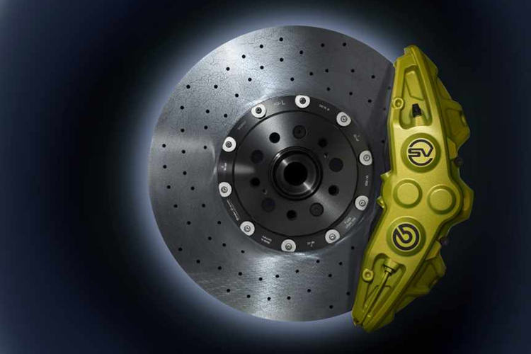 Mỗi vòng đua đều có rất nhiều khúc cua yêu cầu phanh nhiều, đặc biệt là ở Góc cua bên phải đầu tiên, nơi Range Rover Sport SV Edition One giảm tốc độ từ tốc độ 240 km/h vào vùng phanh xuống dốc, tạo ra lực vượt quá 1,1G.