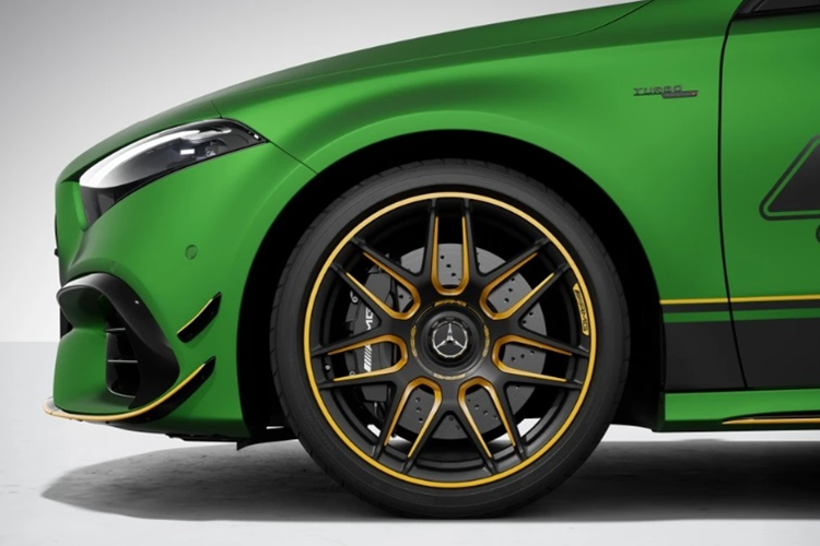 Để tối ưu tính khí động học của xe, Mercedes còn trang bị cho A 45 S 4MATIC+ gói AMG Aerodynamics Package, bao gồm cánh gió sau cỡ lớn, cản trước và khuếch tán gió sau mới…