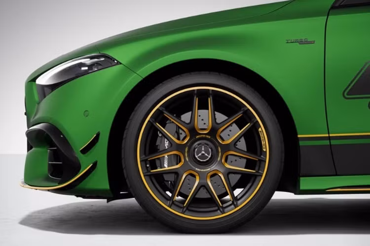 Để tối ưu tính khí động học của xe, Mercedes còn trang bị cho A 45 S 4MATIC+ gói AMG Aerodynamics Package, bao gồm cánh gió sau cỡ lớn, cản trước và khuếch tán gió sau mới…